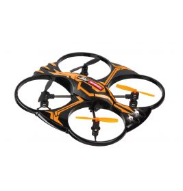 Schwarz-orange Quadrocopter-Drohne mit vier Propellern vor weißem Hintergrund.