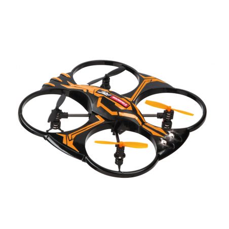 Schwarz-orange Quadrocopter-Drohne mit vier Propellern vor weißem Hintergrund.