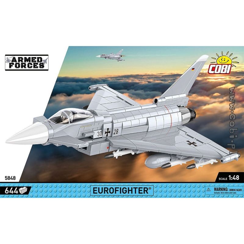 Modell Eurofighter-Jet schwebt über Wolken, Verpackung mit Armed Forces- und COBI-Logo im Hintergrund.
