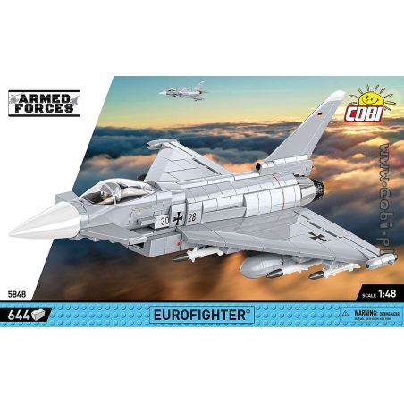 Modell Eurofighter-Jet schwebt über Wolken, Verpackung mit Armed Forces- und COBI-Logo im Hintergrund.