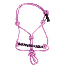 Ein pinkes Seilhalfter mit schwarz-weißen Akzenten am Nasenriemen vor weißem Hintergrund.