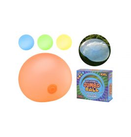Aufblasbarer Jumbo-Ball in Orange, Blau, Gelb und Grün mit Verpackung und Beispiel für die Nutzung im Freien.