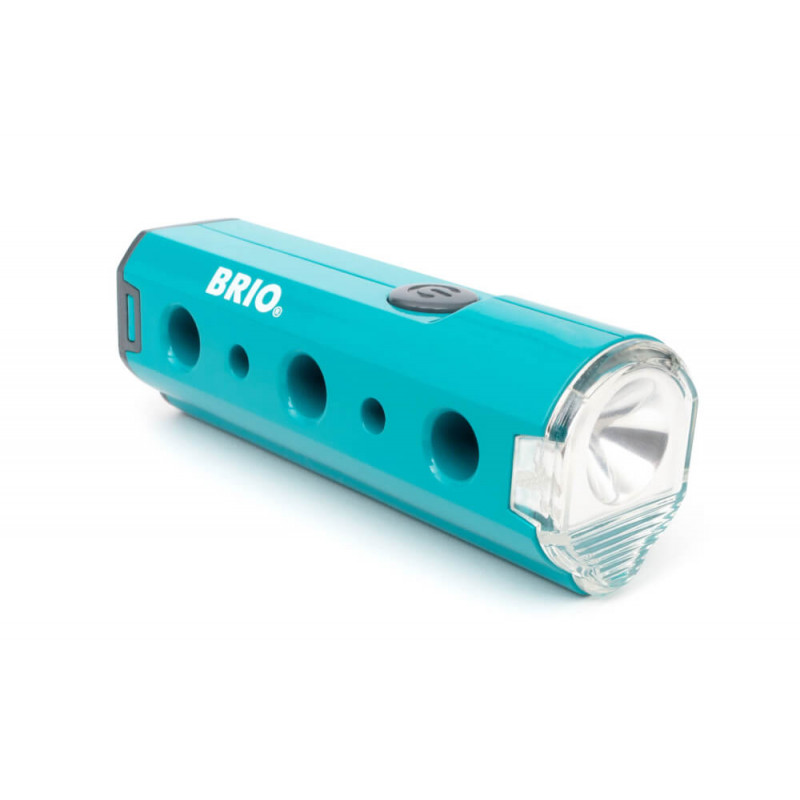 Blaue BRIO-Spielzeugtaschenlampe mit weißer Linse und runden seitlichen Öffnungen auf weißem Hintergrund.