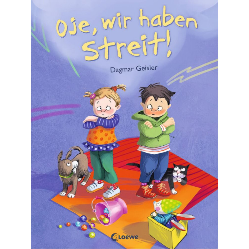 Zwei verärgerte Kinder stehen Rücken an Rücken mit verschränkten Armen, umgeben von Spielzeug, Hund und Katze. Zwei verärgerte Kinder stehen Rücken an Rücken mit verschränkten Armen, umgeben von Spielzeug, Hund und Katze.