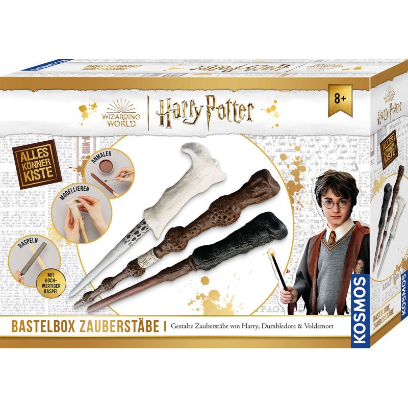 Harry Potter Bastelset für Zauberstäbe mit Abbildungen von drei Zauberstäben und einem Foto von Harry Potter. Harry Potter Bastelset für Zauberstäbe mit Abbildungen von drei Zauberstäben und einem Foto von Harry Potter.