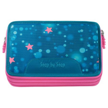 Blaues Etui mit pinken Reißverschlüssen, Sternen und dem Schriftzug Step by Step auf der Vorderseite.