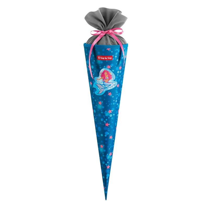 Blaue Zuckertüte mit Meerjungfrau, pinken Sternen und grauem Stoffdeckel, mit rosa Schleife gebunden.
