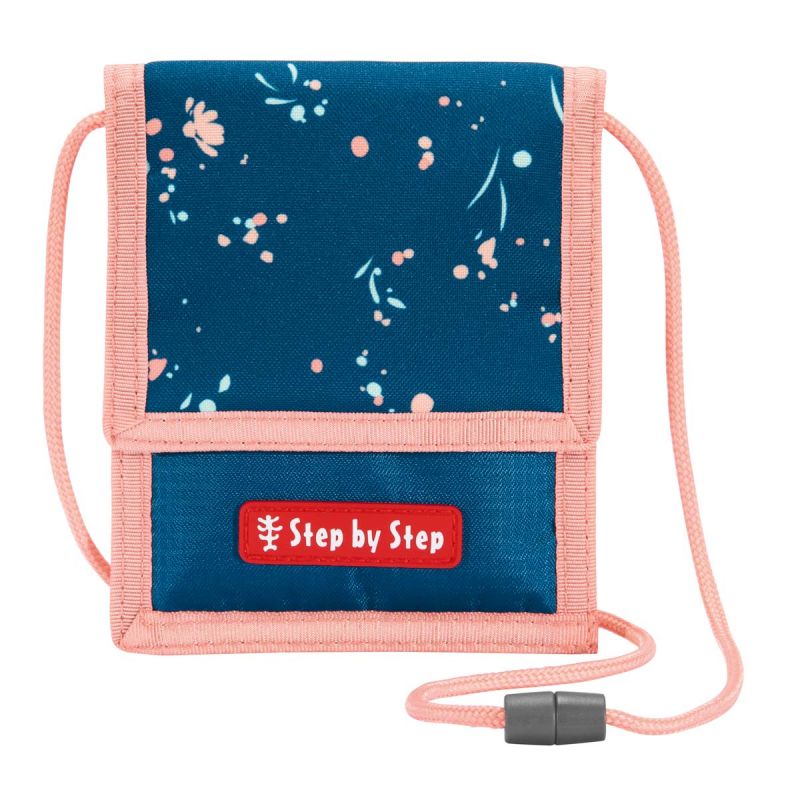 Blaues Portemonnaie mit rosa Blumenmuster, pinkem Rand und rotem Step by Step-Label auf der Vorderseite. Blaues Portemonnaie mit rosa Blumenmuster, pinkem Rand und rotem Step by Step-Label auf der Vorderseite.
