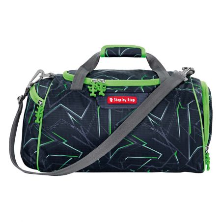Dunkelblaue-grüne Duffelbag mit geometrischem Muster, grauem Gurt und Step by Step-Label auf der Vorderseite.
