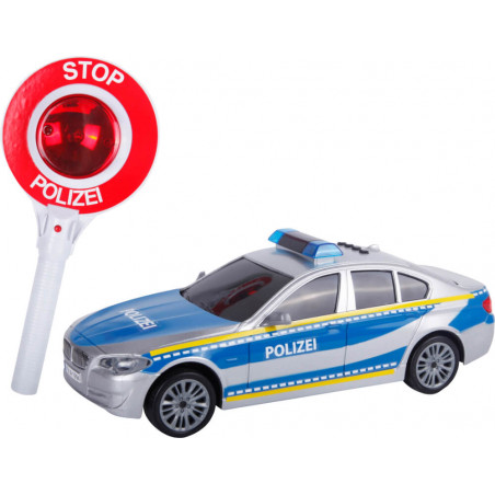 Deutsches Spielzeug-Polizeiauto mit Polizei-Aufschrift und rotem Stoppschild mit Stop Polizei-Text.