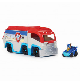 Paw Patrol Spielzeug-LKW mit rotem Dach steht neben einem kleinen blauen Polizeiauto und einer Hundefigur.