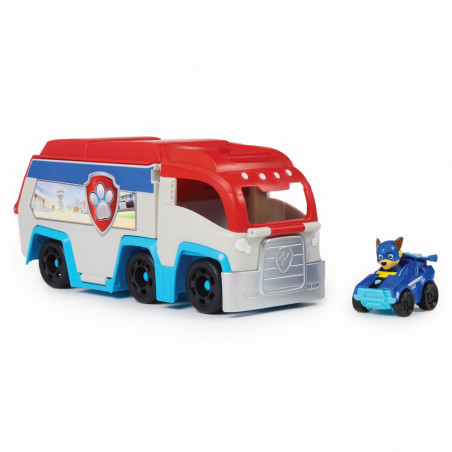 Paw Patrol Spielzeug-LKW mit rotem Dach steht neben einem kleinen blauen Polizeiauto und einer Hundefigur.