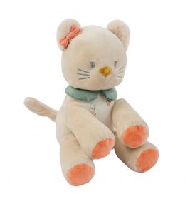 Beiges Plüschkatzen-Spielzeug mit orangefarbenen Ohren, Nase und Pfoten, grünem Halsband und orangefarbener Schleife.