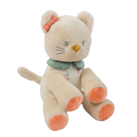 Beiges Plüschkatzen-Spielzeug mit orangefarbener Schleife, orangenen Pfoten und grünem Halsband sitzt aufrecht.