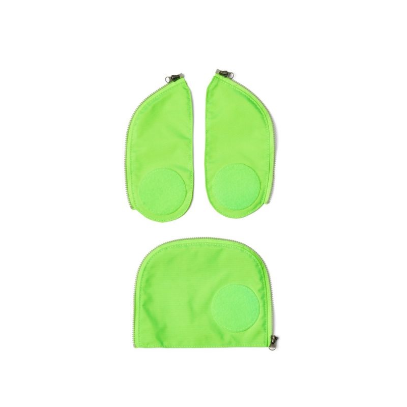 Drei neongrüne Stofftaschen mit Reißverschluss, zwei halbkreisförmig, eine größere, auf weißem Hintergrund. Drei neongrüne Stofftaschen mit Reißverschluss, zwei halbkreisförmig, eine größere, auf weißem Hintergrund.