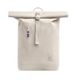 Beiger Rolltop-Rucksack mit Front-Reißverschlusstasche, Schnalle und GOT BAG-Label.