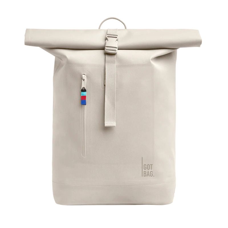 Beiger Rolltop-Rucksack mit Front-Reißverschlusstasche, Schnalle und GOT BAG-Label. Beiger Rolltop-Rucksack mit Front-Reißverschlusstasche, Schnalle und GOT BAG-Label.