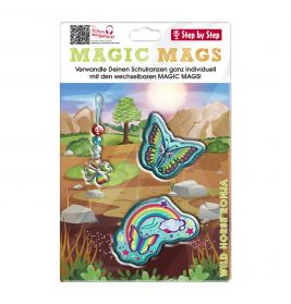 Verpackung mit drei bunten Anhängern (Schmetterling, Einhorn, Perle) vor Outdoor-Hintergrund.