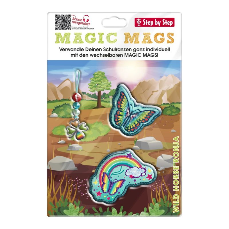 Verpackung mit drei bunten Anhängern (Schmetterling, Einhorn, Perle) vor Outdoor-Hintergrund. Verpackung mit drei bunten Anhängern (Schmetterling, Einhorn, Perle) vor Outdoor-Hintergrund.