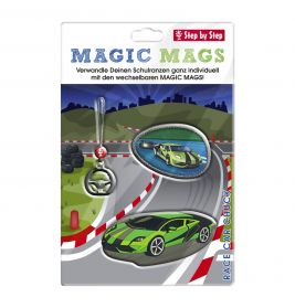 Magic Mags Set: Rennwagen-Motiv mit grünem Auto, Rennstrecke, Schlüsselanhänger und Abzeichen für Schulranzen.