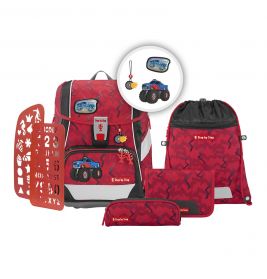 Roter Rucksack mit Monstertruck-Motiv, passendem Zubehör, Schablone, Federmäppchen und Sportbeutel.