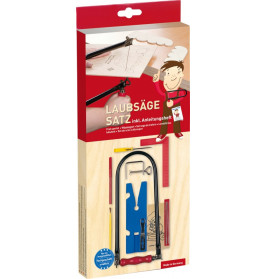 Laubsägeset in Verpackung mit Säge, Werkzeugen und Anleitung auf einem Holzhintergrund.