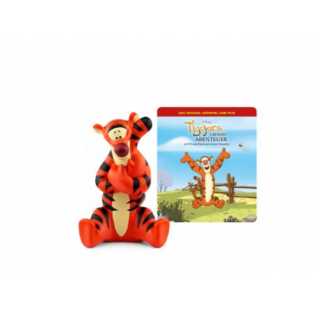 Tigger-Figur steht neben einer quadratischen Karte mit Tigger-Motiv vor blauem Himmel.