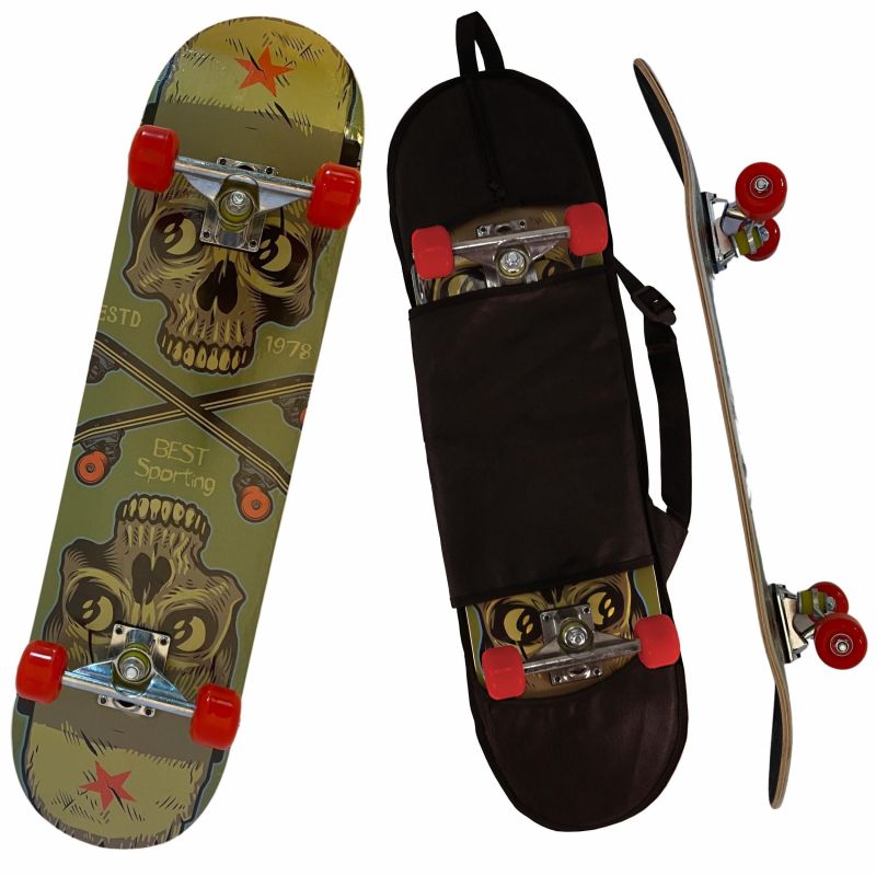 Zwei Skateboards mit Totenkopf-Design und roten Rollen, eines davon im schwarzen Tragekoffer.