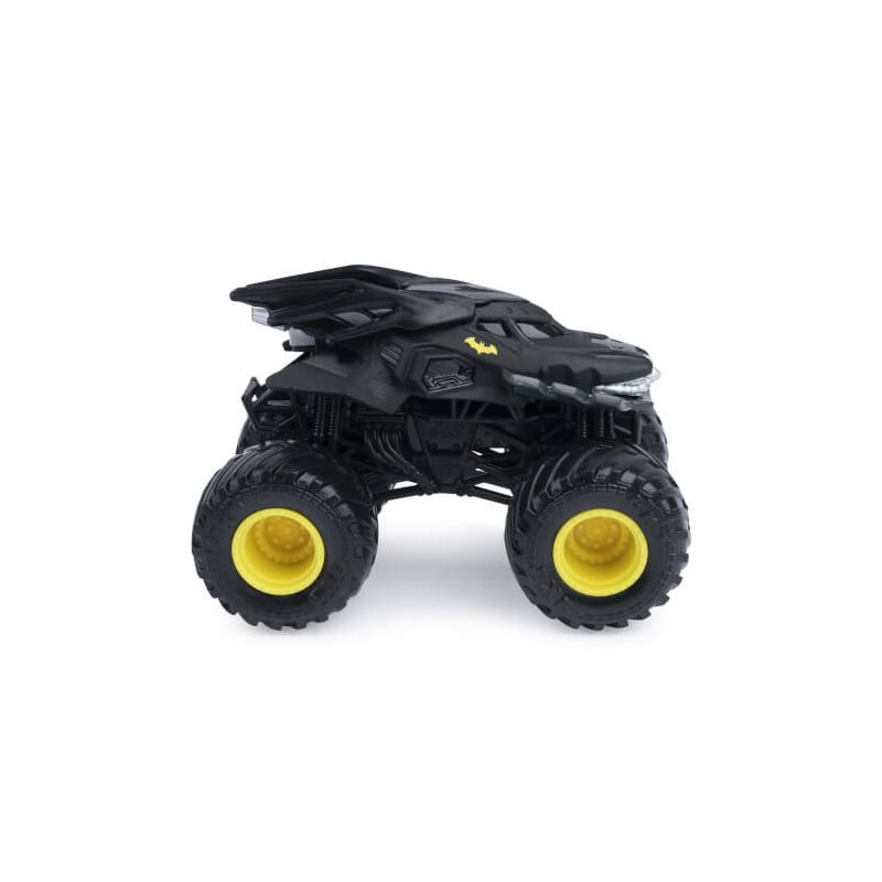 Schwarzer Batman-Spielzeug-Monstertruck mit großen gelben Rädern auf weißem Hintergrund.
