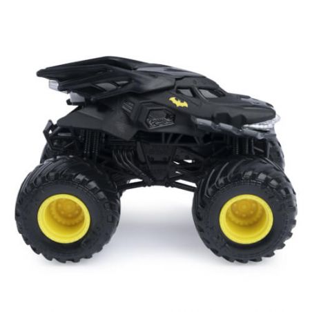 Schwarzer Batman-Spielzeug-Monstertruck mit großen gelben Rädern auf weißem Hintergrund.