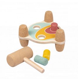Holz-Klopfspielzeug mit bunten Stiften und Hammer auf kleinem Ständer mit drei Löchern.
