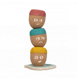 Drei Korkblöcke mit verschiedenfarbigen Oberseiten und Gesichtern, gestapelt auf blauem Holzsockel.