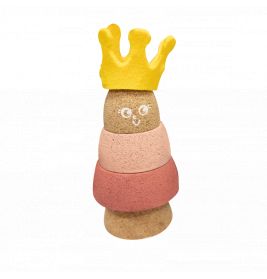 Gestapelte Holzspielfigur mit gelber Krone und aufgemaltem, lächelndem Gesicht.