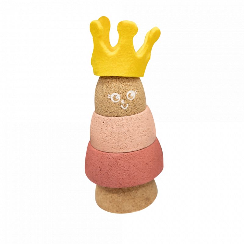 Gestapelte Holzspielfigur mit gelber Krone und aufgemaltem, lächelndem Gesicht.