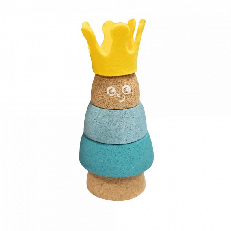 Gestapelte Holzfigur mit gelber Krone, bemaltem Gesicht und blauen sowie türkisen Schichten vor weißem Hintergrund.