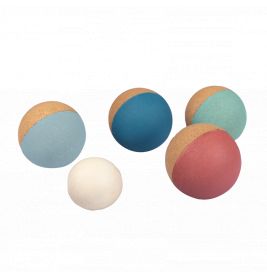 Fünf runde Bälle, vier bunt mit Kork, einer ganz weiß, liegen auf weißem Hintergrund.