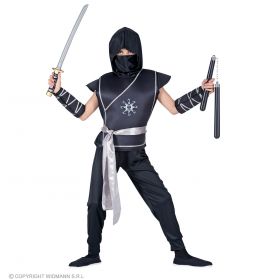 Person im schwarzen Ninja-Kostüm mit Kapuze hält ein Schwert in einer und Nunchaku in der anderen Hand.