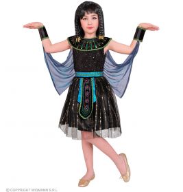 Kind im ägyptischen Königin-Kostüm mit Armreifen, Halsband, schwarzer Perücke und goldenen Ballerinas, Arme erhoben.