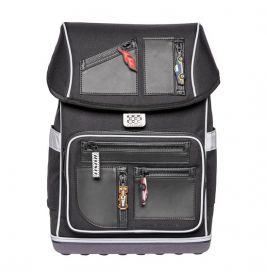 Schwarzer Rucksack mit mehreren Reißverschlusstaschen und weißer Umrandung, von vorn gesehen.