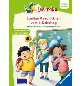 Drei fröhliche Kinder im Klassenzimmer, eines schwenkt ein Blatt. Im Hintergrund Tafel und Schulsachen.