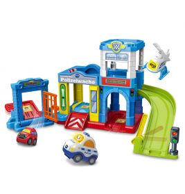 Buntes Spielzeug-Polizeistation-Set mit Autos, Hubschraubern und grüner Rampe für Kinder.