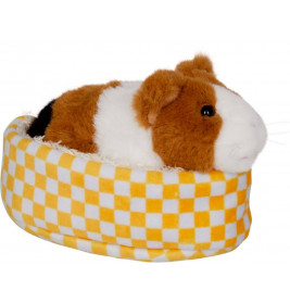 Ein Plüsch-Meerschweinchen liegt in einem gelb-weiß karierten Bett auf weißem Hintergrund.