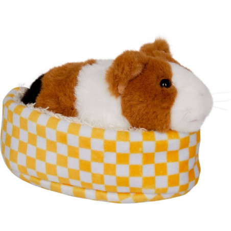 Ein Plüsch-Meerschweinchen liegt in einem gelb-weiß karierten Bett auf weißem Hintergrund.