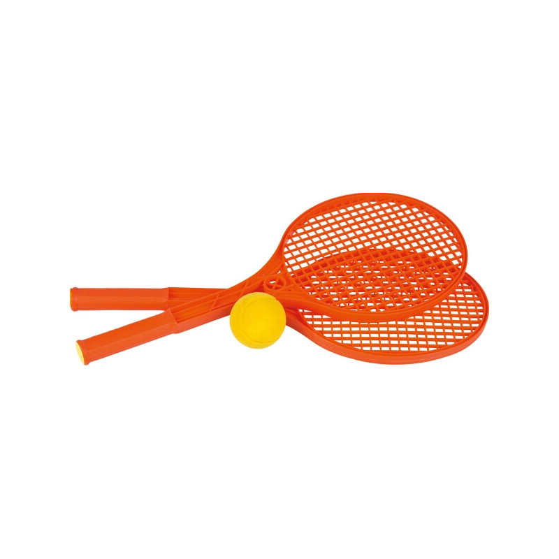 Zwei orangefarbene Kunststoff-Schläger und ein gelber Ball liegen auf weißem Hintergrund.