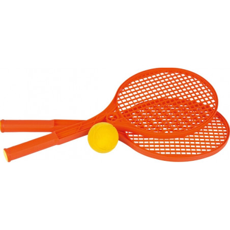 Zwei orangefarbene Kunststoff-Schläger und ein gelber Ball liegen auf weißem Hintergrund.