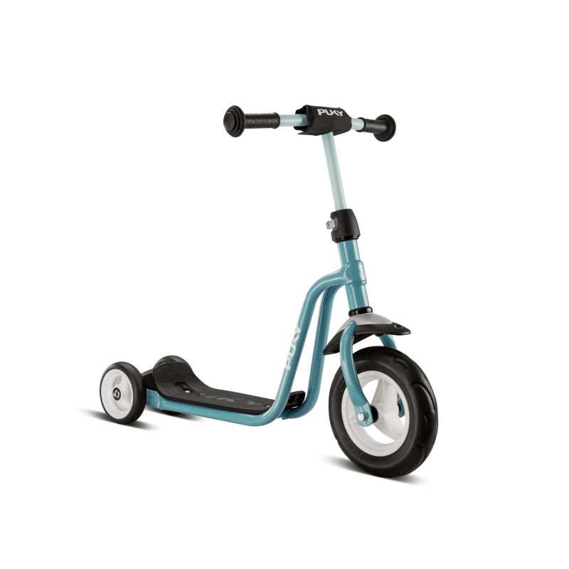 Blauer Kinderroller mit drei Rädern, schwarzen Griffen und Trittbrett, weiß umrandete Räder vor weißem Hintergrund. Blauer Kinderroller mit drei Rädern, schwarzen Griffen und Trittbrett, weiß umrandete Räder vor weißem Hintergrund.