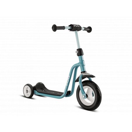 Blauer Kinderroller mit drei Rädern, schwarzen Griffen und Trittbrett, weiß umrandete Räder vor weißem Hintergrund.