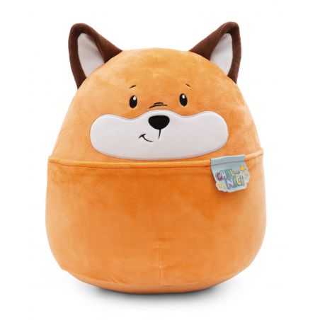 Plüschfigur in Form eines lächelnden orangefarbenen Fuchses mit braunen Ohren und kleinem blauem Etikett an der Seite. Plüschfigur in Form eines lächelnden orangefarbenen Fuchses mit braunen Ohren und kleinem blauem Etikett an der Seite.