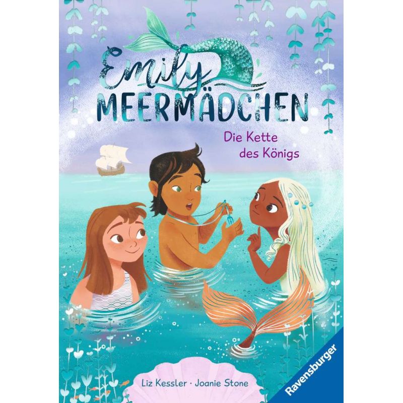 Drei Meerjungfrauenkinder schwimmen im Meer im Hintergrund sind ein Schiff und der Himmel zu sehen.