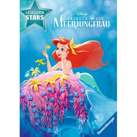 Ariel, die Meerjungfrau, sitzt lächelnd auf einem bunten Felsen unter Wasser, umgeben von Wasserpflanzen.